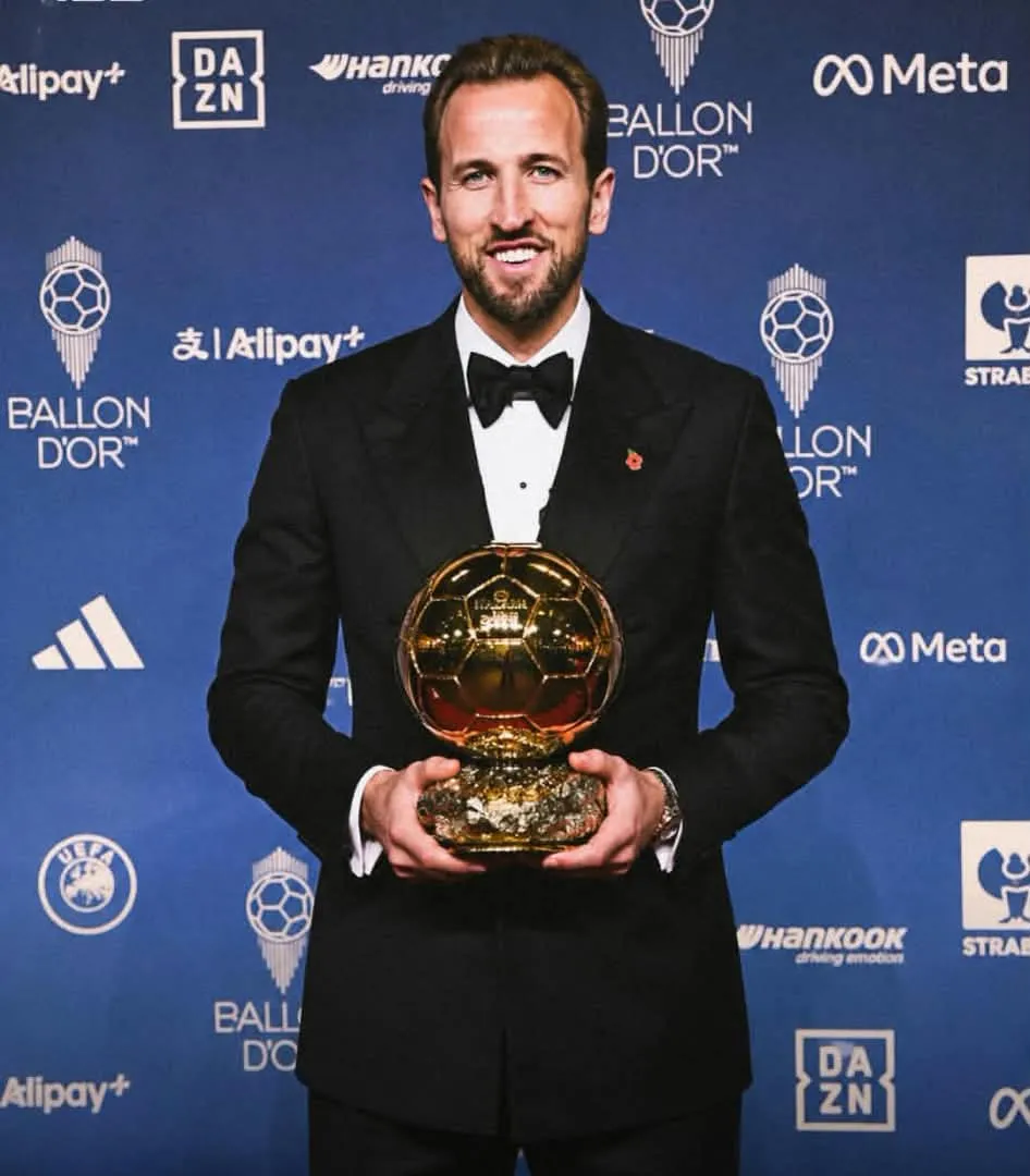 Inglés HARRY KANE levanta el BALON DE ORO
