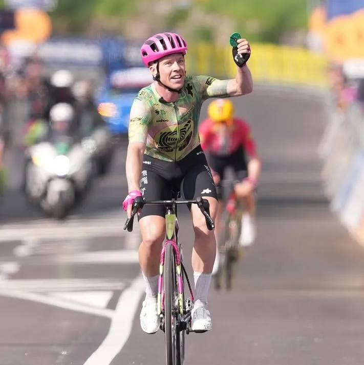GIRO DE ITALIA. Michael Valgren sorprende a todos en Andalo  - Fondo